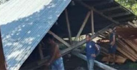 Rumah warga di Kabuoaten Sarmi, Papua ambruk usai diguncang gempa