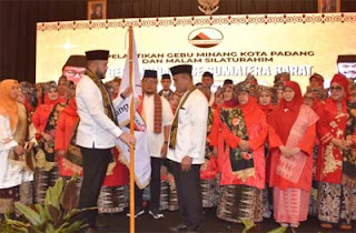 Pelantikan ini dipimpin langsung oleh Wali Kota Padang Fadly Amran