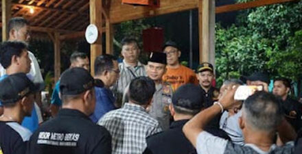 Kapolres Bekasi saat Dialog dengan Warga