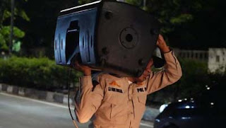 Petugas Satpol PP Tanjung Priok mengangkat speaker