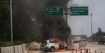 Satu unit mobil terbakar di Km 41 Tol Jagorawi menjelang GT Ciawi 2 Kota Bogor.