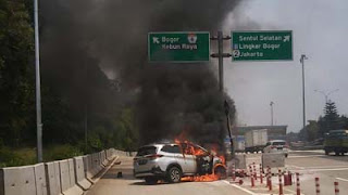 Satu unit mobil terbakar di Km 41 Tol Jagorawi menjelang GT Ciawi 2 Kota Bogor.