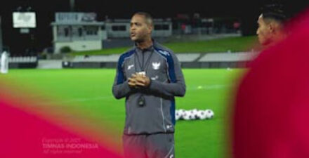 Coach Patrick Kluivert saat sesi latihan perdana Timnas Indonesia.