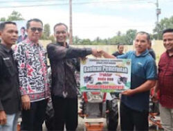 Bupati Serahkan Traktor Hibah Kementan ke Petani Nagari