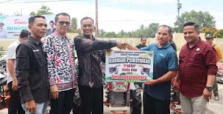 Bupati Serahkan Traktor Hibah Kementan ke Petani Nagari
