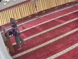 Pencuri Kotak Amal di Solok Terekam Jelas Kamera CCTV