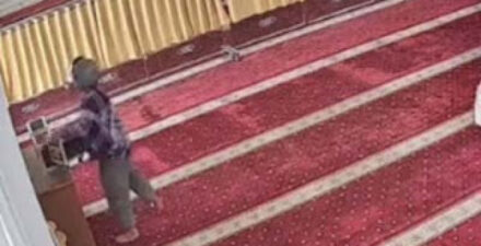 Aksi pencurian kotak amal di Masjid Raya