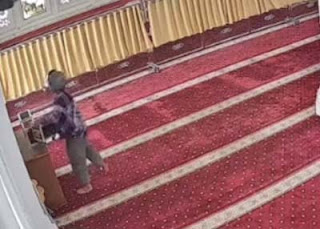 Aksi pencurian kotak amal di Masjid Raya