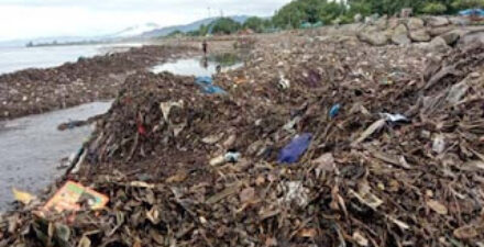Tumpukan sampah di sepanjang Pantai Padang pasca hujan deras dan banjir