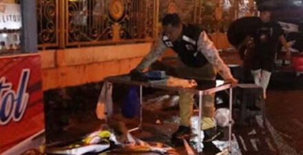 Petugas Satpol PP saat melakukan penertiban PKL di Padang.