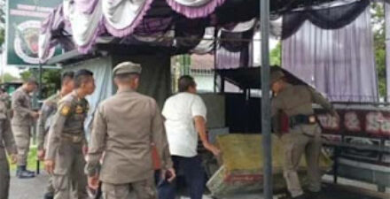 Lapak PKL di Trotoar Jalan Jhoni Anwar Ditertibkan