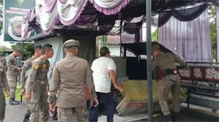 Satpol PP Kota Padang menertibkan sejumlah lapak pedagang kaki lima