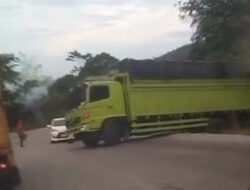 Truk Kehilangan Tenaga, Bak Belakang Tabrak Tebing di Padang