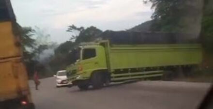 Truk Semen Tersangkut di Sitinjau Lauik