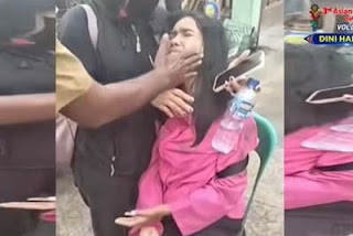 Seorang wanita muda menangis usai dijambret dua remaja hingga terjatuh di jalan