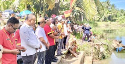 Wabup Jakop Saguruk menyaksikan Lomba Selaju Sampan di Saureinu