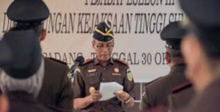 Kajati Sumbar Muhibuddin saat melantik Kajari sejajaran.