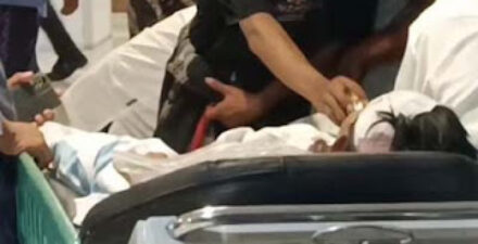 Korban musala ambruk Ponpes Al Khozyni saat masih menjalani perawatan di rumah sakit.