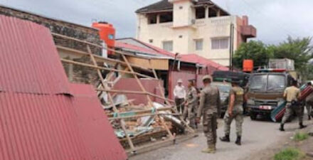 Satpol PP Padang bongkar bangunan liar