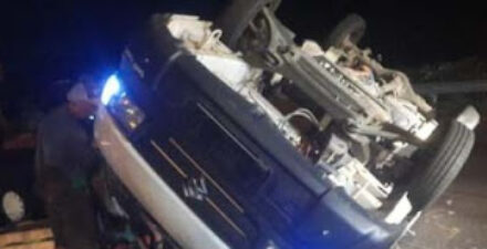 Kecelakaan tunggal sebuah mobil pikap terguling di Tol Jagorawi