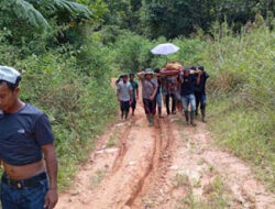 Guru SD di Solok Dimakamkan Warga dengan Gotong Royong