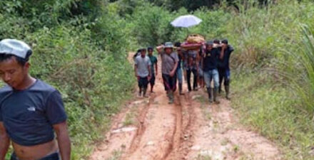 Warga Kab. Solok, terpaksa harus menggotong jenazah karena akses jalan