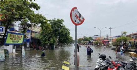 Kondisi banjir di Jalan Kaligawe Raya Kota Semarang