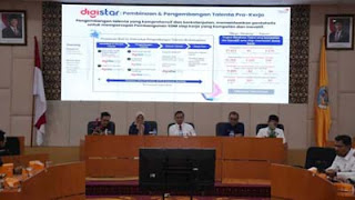 Direktur Utama Telkom Dian Siswarini saat memberikan pemaparan