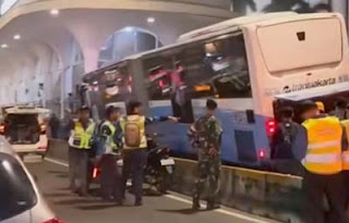Sebuah bus gandeng Transjakarta yang melayani Koridor 1 mengalami kecelakaan