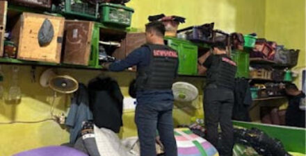 Petugas Lapas Padang melakukan penggeledahan kamar hunian narapidana