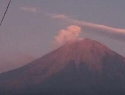 Gunung Tertinggi di Jawa Timur Erupsi Dua Kali Sejam