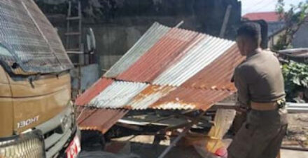 Saat Satpol PP melakukan pembongkaran bangunan liar.