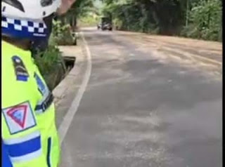 Petugas Polda Sumbar Atasi Tumpahan Minyak Sawit di Jalan