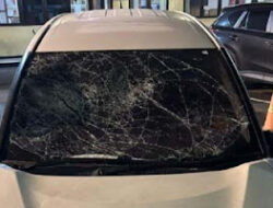 Kaca Depan Mobil Remuk Usai Terprovokasi Massa