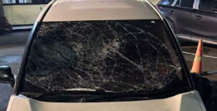 Mobil Toyota Sienta diamuk massa