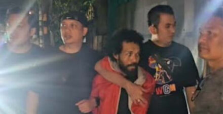 Pelaku penembakan pengacara (berjaket merah) saat ditangkap