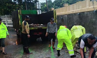 Tembok di TPU Jeruk Purut ambruk pada Kamis (30/10/2025)