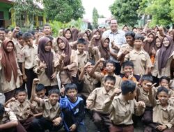 Yota Balad Bagikan Seragam Gratis Siswa Kurang Mampu Kembali Tersenyum ke Sekolah