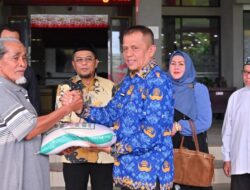 Anggota DPR RI Arizal Aziz Salurkan 2,81 ton Beras,  Untuk 281 KK Pedagang Dampak Korban Kebakaran Pasar Payakumbuh