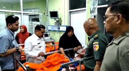 Bupati Agam tinjau korban keracunan Makanan Bergizi Gratis (MBB) yang dirawat di puskesmas.