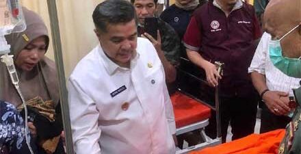 Bupati Agam jenguk korban keracunan MBG di rumah sakit.