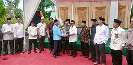 Penyerahan piala bergilir MTQ IV Koto Aur Malintang di Padang Laring.