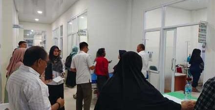 Pelajar dirawat di salah satu puskesmas diduga akibat makanan bergizi gratis di Manggopoh, Agam, Rabu 1 Oktober 2025.