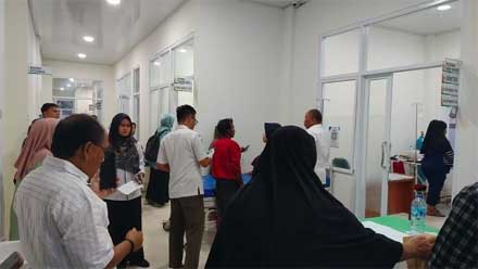 Pelajar dirawat di salah satu puskesmas diduga akibat makanan bergizi gratis di Manggopoh, Agam, Rabu 1 Oktober 2025.