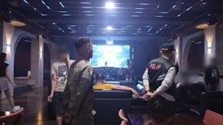 Satpol PP Padang amankan wanita dari tempat hiburan malam.