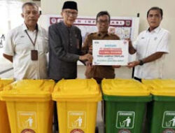 Dukung Lingkungan, Semen Padang Berikan Tong Sampah ke SMP dan Masjid Raya