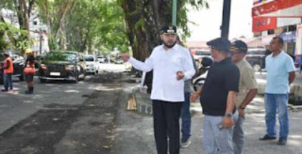 Walikota Fadly Amran meninjau pekerjaan jalan KIS Mangunsarkoro Kota Padang