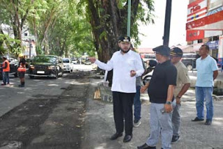 Walikota Fadly Amran meninjau pekerjaan jalan KIS Mangunsarkoro Kota Padang