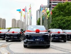 China Mulai Operasikan 100 Taksi Listrik Mifa 7 dengan Teknologi Tukar Baterai