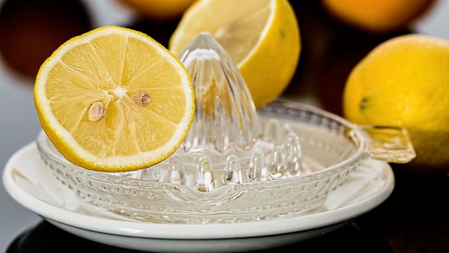 Meski kaya akan nutrisi dan vitamin, minum air lemon tetap harus dibatasi.
